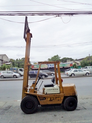 ขายรถยกโตโยต้า 3 ตัน  เครื่องเบนซิน  เสาสูง 3 เมตร  ยางตันใหม่  พวงมาลัยเพาเว่อร์  สีเดิมจากนอก นำเข้าจากญี่ปุ่น ใช้งานได้ทันที ราคา180000