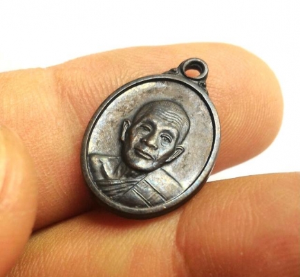 หลวงปู่ดูลย์ อตุโล เหรียญเม็ดแตง เหรียญสวยมากครับ