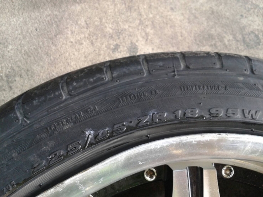 ขอบ18นิ้ว6รู พร้อมยาง สวยๆ 4 ล้อ ราคา 8900 บาท