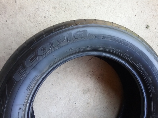 ยางBRIDGESTONE รุ่น Ecopia EP200 215  60R16 ลงพื้นจริงปลายปี2015 สภาพสวยมากๆ ดอกเยอะมากๆ ไม่มีปะคุ้มสุดๆไม่แพง