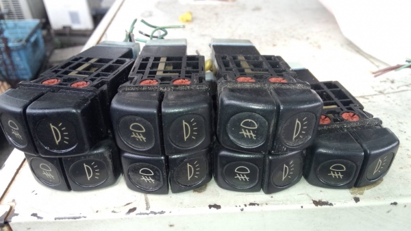 ดีเคเซียงกง สวิตช์ไฟสต้อบ เเละอื่นอื่น หัวเก๋งการ์ตูน