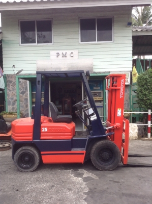 +++ ขายโฟล์คลิฟท์  TOYOTA 5FD25  ขนาด  2.5  ตัน  เครื่องยนต์ดีเซล  เสา  3  เมตร  เกียร์ธรรมดา  ยางตัน