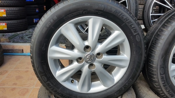 ขายล้อToyota yaris ขอบ 15 พร้อมยาง 4 ล้อ