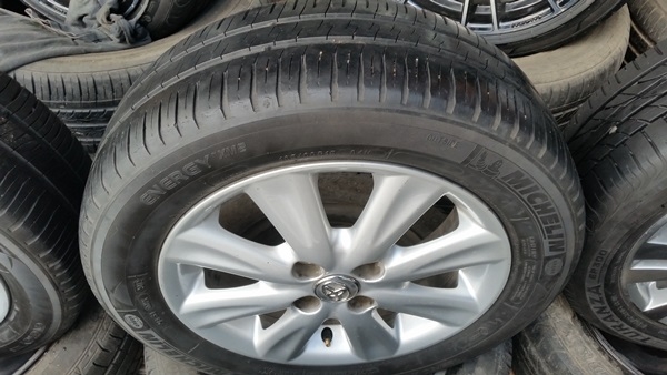ขายล้อToyota yaris ขอบ 15 พร้อมยาง 4 ล้อ