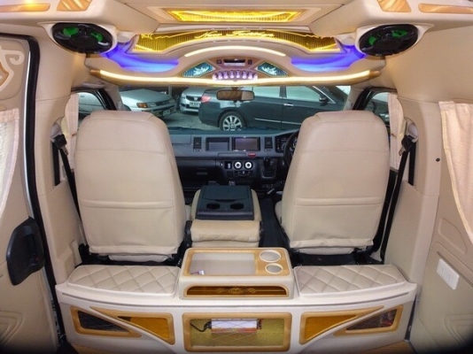 ขายรถตู้ดีเซล2.5 ปี 12เกียMTสีเทา แต่งวีไอพีเบาะสามแถว