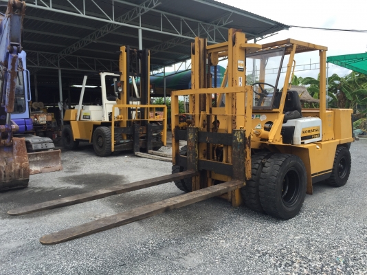 รถฟอร์คลิฟต์ KOMATSUรุ่นFDFD45-4 นำเข้าญี่ปุ่นไม่เคยใช้งานในไทย  ยกได้4.5ตัน เสาสูง3เมตร เกียร์ออโต้เครื่องดีเซลKOMATSU6สูบ งายาว2.10เมตร สภาพดีพร้อมใช้งาน