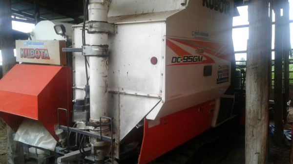ขายรถเกี่ยวข้าว KUBOTA DC95GM รถสวยใช้งานน้อย สภาพดีพร้อมใช้งาน เอกสารพร้อมโอน ราคา550,000 สนใจโทร 090-8588220คุณนะ 093-3258446คุณบิว หรือเข้าดูสินค้าอื่นๆได้ที่ www.narong2truck.com หรือ www.truck.in.th/498 หรือเพจFacebook ณรงค์ ซื้อขายรถมือสอง (เว็บไซต์