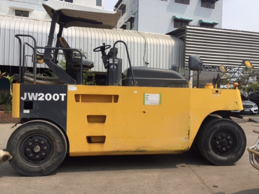 รถบด 9 ล้อยาง Komatsu JW200 รุ่นใหม่ สภาพสวย พร้อมใใช้งาน ชม.การทำงาน 3000 ชม.