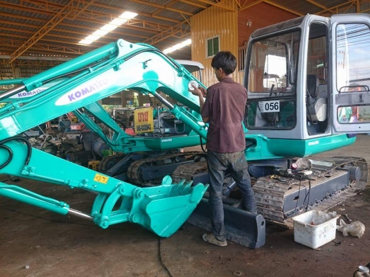 ขายรถขุด ยี่ห้อ:KOMATSU แบบ: Pc40-7 หัวเก๋ง แทรกเหล็ก ใบมีดดัน รถเก่าแท้ มีเอกสารใบอินวอย รถไม่เคยผ่านการใช้งานในไทย สนใจติดต่อ: 099-907-9273กิ๊ฟ กมลชนก, 099-907-3356ช่างบัง