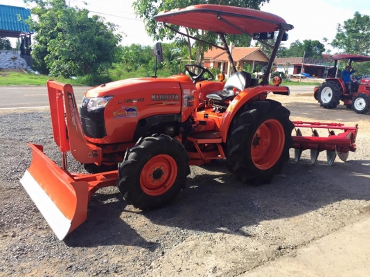 ขายรถไถคูโบต้า L3608. 2เพลา สภาพสวย พร้อมใช้งานค่ะ ทำงาน 725 ชม. ขายพร้อมอุปกรณ์ใบมีดดันดินหน้าและผานพรวน ราคา 318,000 บาท รถสวย เล่มทะเบียนครบ สนใจโทร 081-9136451 หรือ ขอดูรูปเพิ่มเติมได้ทาง line:bow6451 ค่ะ