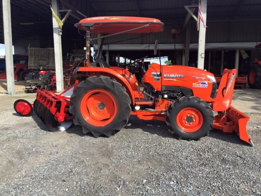 ขายรถไถคูโบต้า L3608. 2เพลา สภาพสวย พร้อมใช้งานค่ะ ทำงาน 725 ชม. ขายพร้อมอุปกรณ์ใบมีดดันดินหน้าและผานพรวน ราคา 318,000 บาท รถสวย เล่มทะเบียนครบ สนใจโทร 081-9136451 หรือ ขอดูรูปเพิ่มเติมได้ทาง line:bow6451 ค่ะ