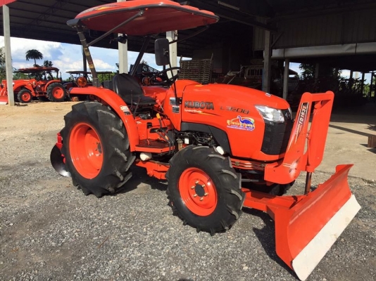 ขายรถไถคูโบต้า L3608. 2เพลา สภาพสวย พร้อมใช้งานค่ะ ทำงาน 725 ชม. ขายพร้อมอุปกรณ์ใบมีดดันดินหน้าและผานพรวน ราคา 318,000 บาท รถสวย เล่มทะเบียนครบ สนใจโทร 081-9136451 หรือ ขอดูรูปเพิ่มเติมได้ทาง line:bow6451 ค่ะ