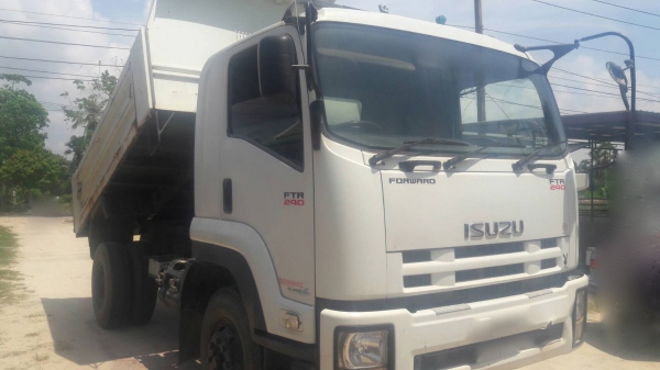 รถอีซูซุ 6 ล้อดั้ม FTR  240 แรงม้า. ปี 54. ( รถวิ่ง 13x,xxx กม. )     สนใจติดต่อ  081 - 6079515
