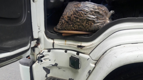 รถอีซูซุ 6 ล้อ ( รั้ว ) FTR 195 แรงม้า. ปี 47.   สนใจติดต่อ  081 - 6079515