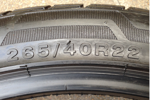 ยาง Mozzo 265 40 22 ปี15 ดอกเต็ม ไม่มีปะ ใช้งานน้อยมาก เนื้อนิ่มสุดๆ ราคาไม่แพง