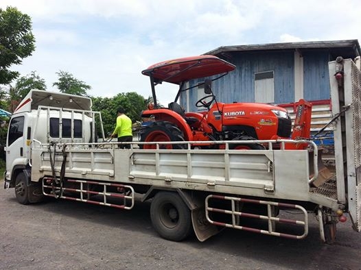 คูโบต้า L3008 4 WD พร้อมใบมีดดันหน้า 564 ชั่วโมง 245000