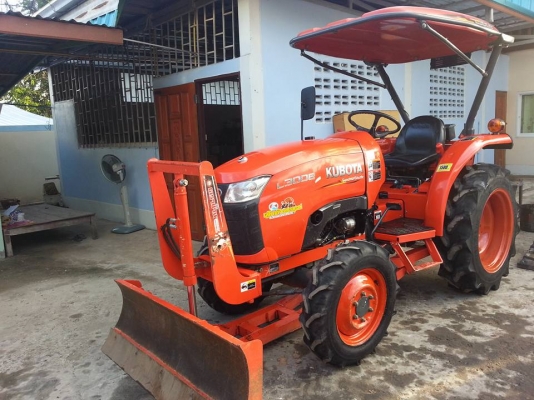 คูโบต้า L3008 4 WD พร้อมใบมีดดันหน้า 564 ชั่วโมง 245000