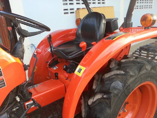 คูโบต้า L3008 4 WD พร้อมใบมีดดันหน้า 564 ชั่วโมง 245000
