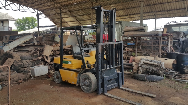 ขายรถ FOLK LIFT ยี่ห้อ KOMATSU 25 เครื่องดีเซล ปรับเอียงหน้าได้ คว่ำหงายได้ นำเข้าเองจากญี่ปุ่น ขายถูก 250000