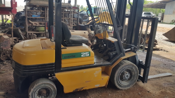 ขายรถ FOLK LIFT ยี่ห้อ KOMATSU 25 เครื่องดีเซล ปรับเอียงหน้าได้ คว่ำหงายได้ นำเข้าเองจากญี่ปุ่น ขายถูก 250000