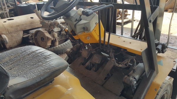 ขายรถ FOLK LIFT ยี่ห้อ KOMATSU 25 เครื่องดีเซล ปรับเอียงหน้าได้ คว่ำหงายได้ นำเข้าเองจากญี่ปุ่น ขายถูก 250000