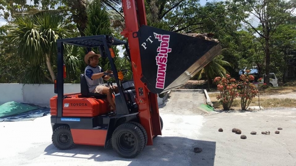 มองหารรถตักยางพารางาเท. นึกถึงร้านพีทีเอ. ชลบุรี0818342060 มองหารรถตักยางพารางาเท. นึกถึงร้านพีทีเอ. ชลบุรี0818342060