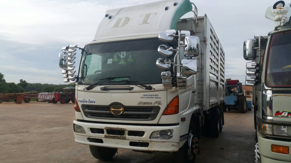 ขายด่วนสิบล้อเพลาเดียว เมกก้า220แรง ปี48.รถสวยเดิมบาง ยางเต็มเรเดียน หัวสีเดิม คัสซีสวยทั้งเส้น