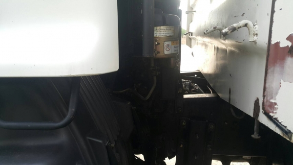 ขายด่วนสิบล้อเพลาเดียว เมกก้า220แรง ปี48.รถสวยเดิมบาง ยางเต็มเรเดียน หัวสีเดิม คัสซีสวยทั้งเส้น