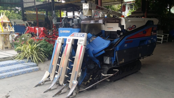 รถเกี่ยวข้าวพร้อมนวดข้าวในตัว แบบนั่งขับ เก่าญี่ปุ่น  ISEKI  รุ่น FRONTIER 33 เกี่ยวข้าว 3 แถว