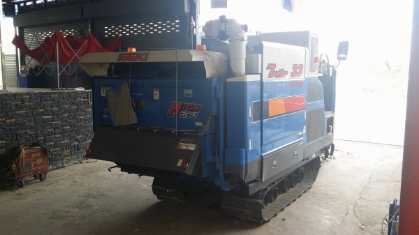 รถเกี่ยวข้าวพร้อมนวดข้าวในตัว แบบนั่งขับ เก่าญี่ปุ่น  ISEKI  รุ่น FRONTIER 33 เกี่ยวข้าว 3 แถว