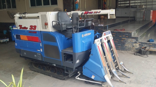 รถเกี่ยวข้าวพร้อมนวดข้าวในตัว แบบนั่งขับ เก่าญี่ปุ่น  ISEKI  รุ่น FRONTIER 33 เกี่ยวข้าว 3 แถว