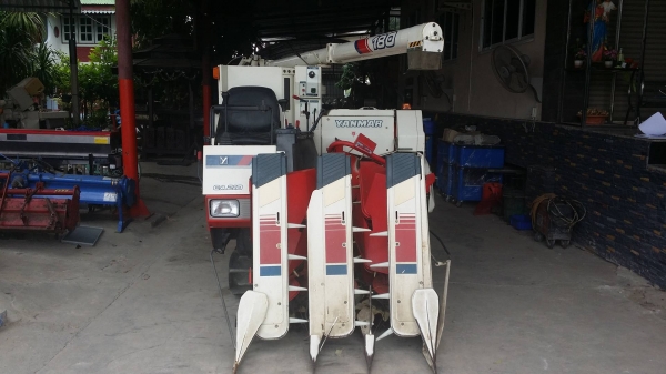 รถเกี่ยวข้าวพร้อมนวดข้าวในตัว แบบนั่งขับ เก่าญี่ปุ่น  YANMAR รุ่น  CA210 เกี่ยวข้าว 3 แถว มีท่อส่งข้าว มีถังอุ้มข้าว