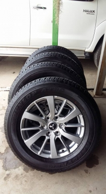 ขายล้อแม็กป้ายแดง pajero 18" ยางปี16 สนใจติดต่อ ตาเล็ก ล้อและยางครับ 081-3747940