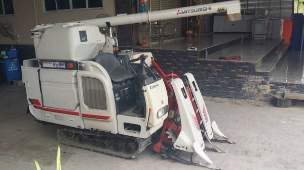 รถเกี่ยวข้าวพร้อมนวดข้าวในตัว แบบนั่งขับ เก่าญี่ปุ่น  MITSUBISHI รุ่น VM6 เกี่ยวข้าว 2 แถว มีท่อส่งข้าว มีถังอุ้มข้าว