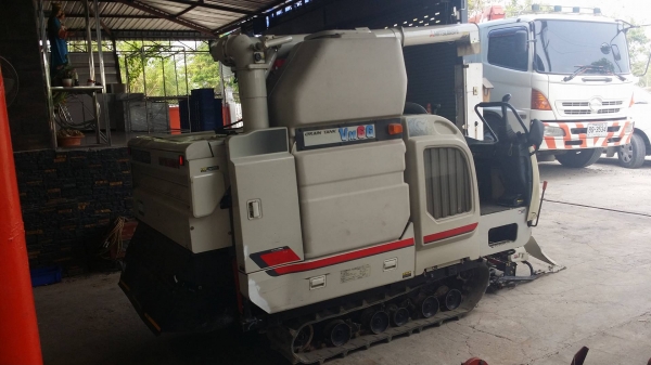 รถเกี่ยวข้าวพร้อมนวดข้าวในตัว แบบนั่งขับ เก่าญี่ปุ่น  MITSUBISHI รุ่น VM6 เกี่ยวข้าว 2 แถว มีท่อส่งข้าว มีถังอุ้มข้าว