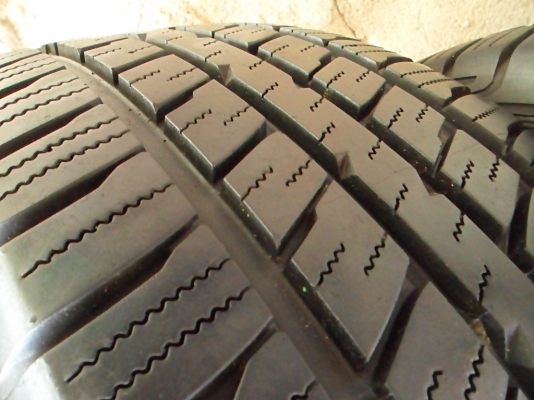 ยาง17กระบะสูง ฟอลเคน 265-65-R17ลงพื้นปี15 (4เส้น 3,800)