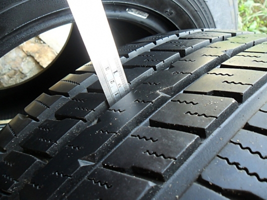 ยาง17กระบะสูง ฟอลเคน 265-65-R17ลงพื้นปี15 (4เส้น 3,800)