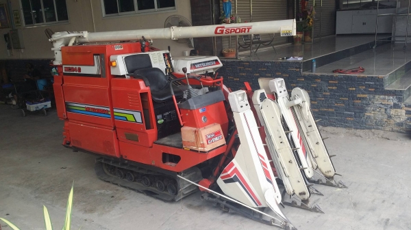 รถเกี่ยวข้าวพร้อมนวดข้าวในตัว แบบนั่งขับ เก่าญี่ปุ่น  MITSUBISHI รุ่น MC24G เกี่ยวข้าว 3 แถว มีท่อส่งข้าว มีชุดเกี่ยวข้าวล้ม