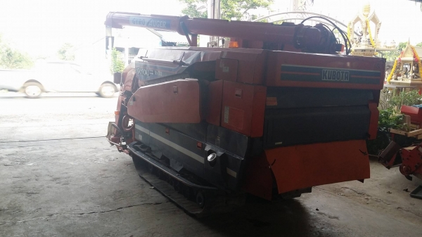 รถเกี่ยวข้าวพร้อมนวดข้าวในตัว แบบนั่งขับ เก่าญี่ปุ่น  KUBOTA รุ่น R1-30 เกี่ยวข้าว 3 แถว