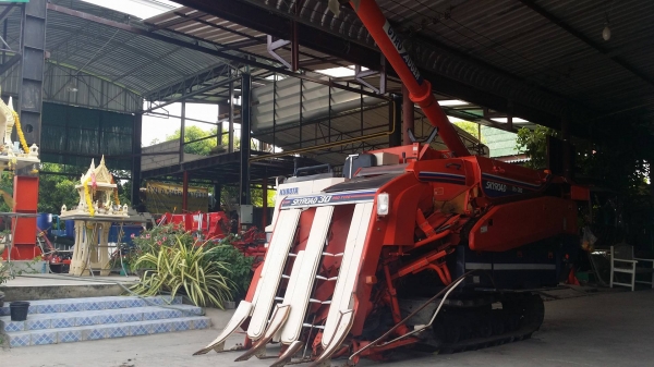 รถเกี่ยวข้าวพร้อมนวดข้าวในตัว แบบนั่งขับ เก่าญี่ปุ่น  KUBOTA รุ่น R1-30 เกี่ยวข้าว 3 แถว