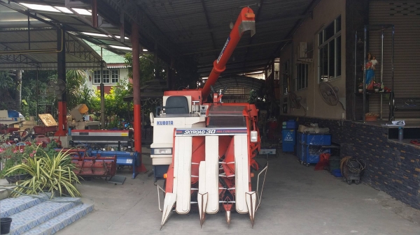 รถเกี่ยวข้าวพร้อมนวดข้าวในตัว แบบนั่งขับ เก่าญี่ปุ่น  KUBOTA รุ่น R1-30 เกี่ยวข้าว 3 แถว