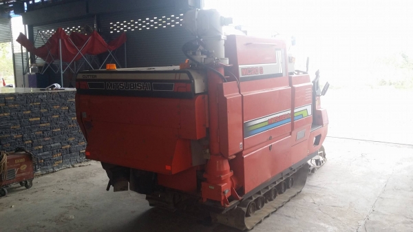 รถเกี่ยวข้าวพร้อมนวดข้าวในตัว แบบนั่งขับ เก่าญี่ปุ่น  MITSUBISHI รุ่น MC20G เกี่ยวข้าว 3 แถว