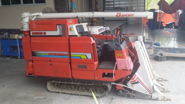 รถเกี่ยวข้าวพร้อมนวดข้าวในตัว แบบนั่งขับ เก่าญี่ปุ่น  MITSUBISHI รุ่น MC20G เกี่ยวข้าว 3 แถว