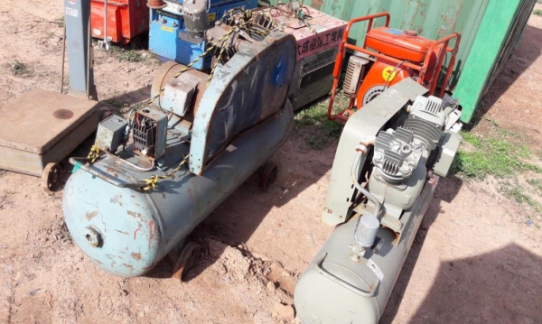 ปั๊มลม เครื่องปั๊มลม มอเตอร์ไฟฟ้า ก็มาครับ เก่าญี่ปุนแท้ ออกตู้มา lot เดียวกัน ขนาด 180-200 ลิตร ปั๊มลม เครื่องปั๊มลม มอเตอร์ไฟฟ้า ก็มาครับ เก่าญี่ปุนแท้ ออกตู้มา lot เดียวกัน ขนาด 180-200 ลิตร