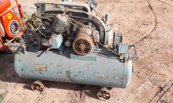 ปั๊มลม เครื่องปั๊มลม มอเตอร์ไฟฟ้า ก็มาครับ เก่าญี่ปุนแท้ ออกตู้มา lot เดียวกัน ขนาด 180-200 ลิตร ปั๊มลม เครื่องปั๊มลม มอเตอร์ไฟฟ้า ก็มาครับ เก่าญี่ปุนแท้ ออกตู้มา lot เดียวกัน ขนาด 180-200 ลิตร