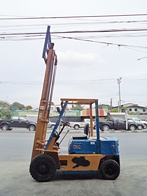 ขายรถยกโคมัสสึ 2 ตัน  เครื่องเบนซิน กระบอกคู่ เสาสูง 3 เมตร  พวงมาลัยเพาเว่อร์  สีเดิมจากนอก นำเข้าจากญี่ปุ่น ใช้งานได้ทันที ราคา140000