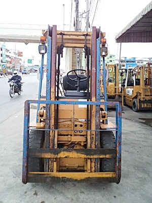 ขายรถยกโคมัสสึ 2 ตัน  เครื่องเบนซิน กระบอกคู่ เสาสูง 3 เมตร  พวงมาลัยเพาเว่อร์  สีเดิมจากนอก นำเข้าจากญี่ปุ่น ใช้งานได้ทันที ราคา140000