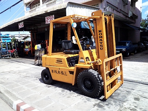 ขายรถยกโคมัสสึ 2 ตัน  เครื่องเบนซิน  เกียร์ออโต้  กระบอกคู่ เสาสูง 3 เมตร  ยางตันใหม่ พวงมาลัยเพาเว่อร์  สีเดิมจากนอก นำเข้าจากญี่ปุ่น ใช้งานได้ทันที ราคา140000