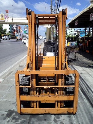 ขายรถยกโคมัสสึ 2 ตัน  เครื่องเบนซิน  เกียร์ออโต้  กระบอกคู่ เสาสูง 3 เมตร  ยางตันใหม่ พวงมาลัยเพาเว่อร์  สีเดิมจากนอก นำเข้าจากญี่ปุ่น ใช้งานได้ทันที ราคา140000