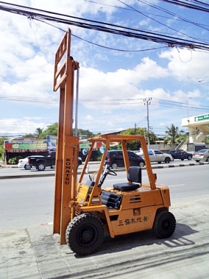 ขายรถยกโคมัสสึ 2 ตัน  เครื่องเบนซิน  เกียร์ออโต้  กระบอกคู่ เสาสูง 3 เมตร  ยางตันใหม่ พวงมาลัยเพาเว่อร์  สีเดิมจากนอก นำเข้าจากญี่ปุ่น ใช้งานได้ทันที ราคา140000